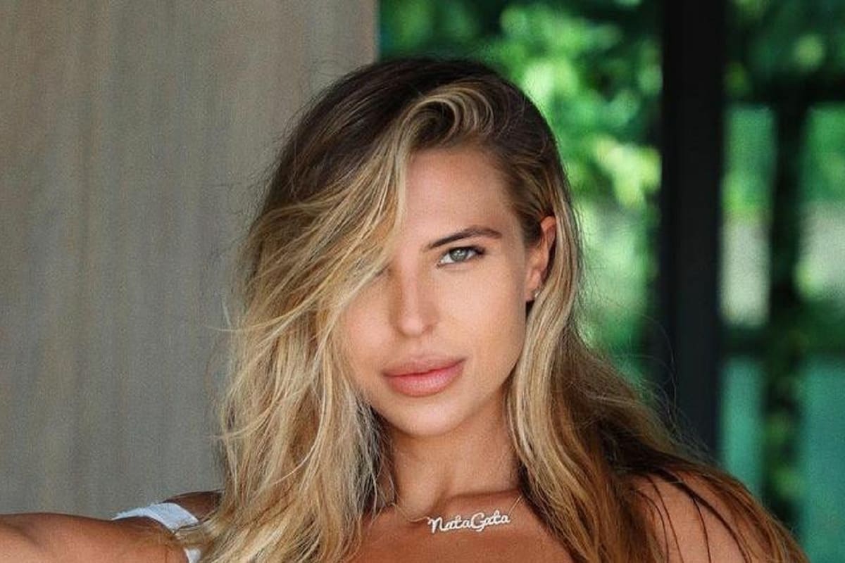 Natalia Garibotto causa furor al posar sus candentes curvas en su ajustado bañador