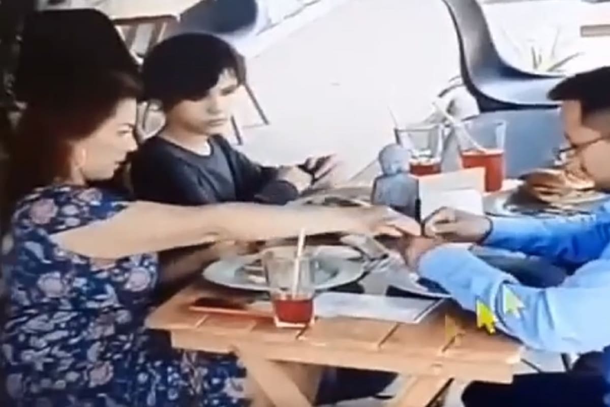 VIDEO VIRAL: Frente a sus hijos, papás le ponen un cabello a la comida para no pagarla