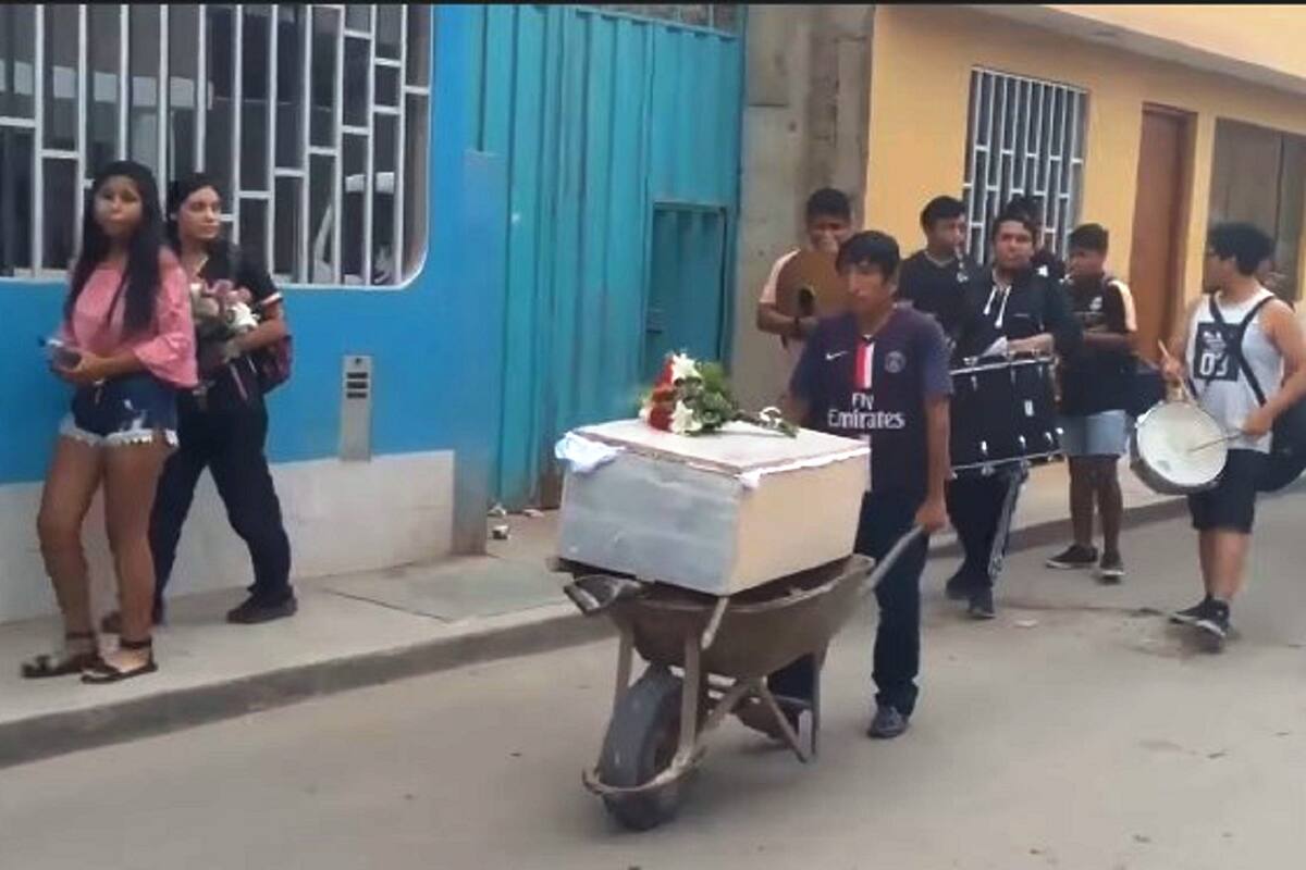 VIDEO VIRAL: Con misa y banda entierran a "Manchas", perrito de la calle amado por el pueblo