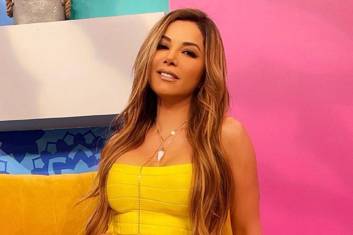 Aleida Núñez enseña sus piernas con mini vestido