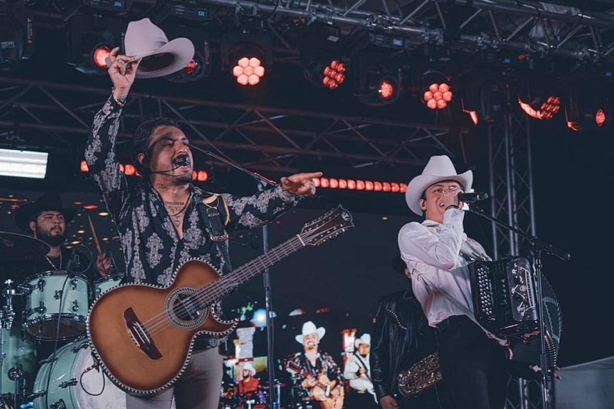 Los Dos Carnales viven tremendo susto al ser intimidados con pistola en concierto de Michoacán