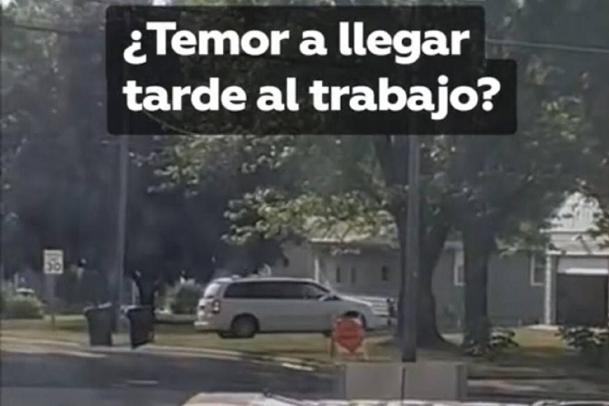 Graban a empleado que vive enfrente de su trabajo llegando en auto