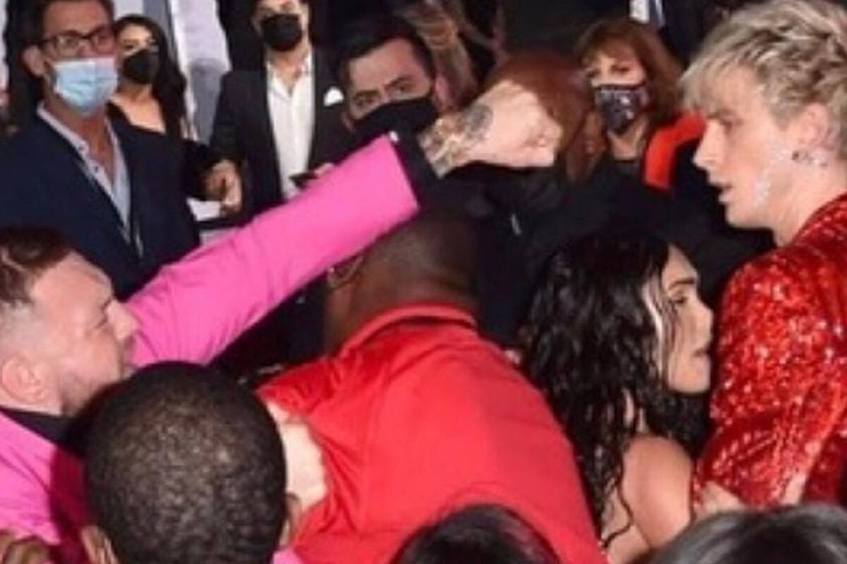 Conor McGregor y Machine Gun Kelly se pelean en plena alfombra roja de los VMAs