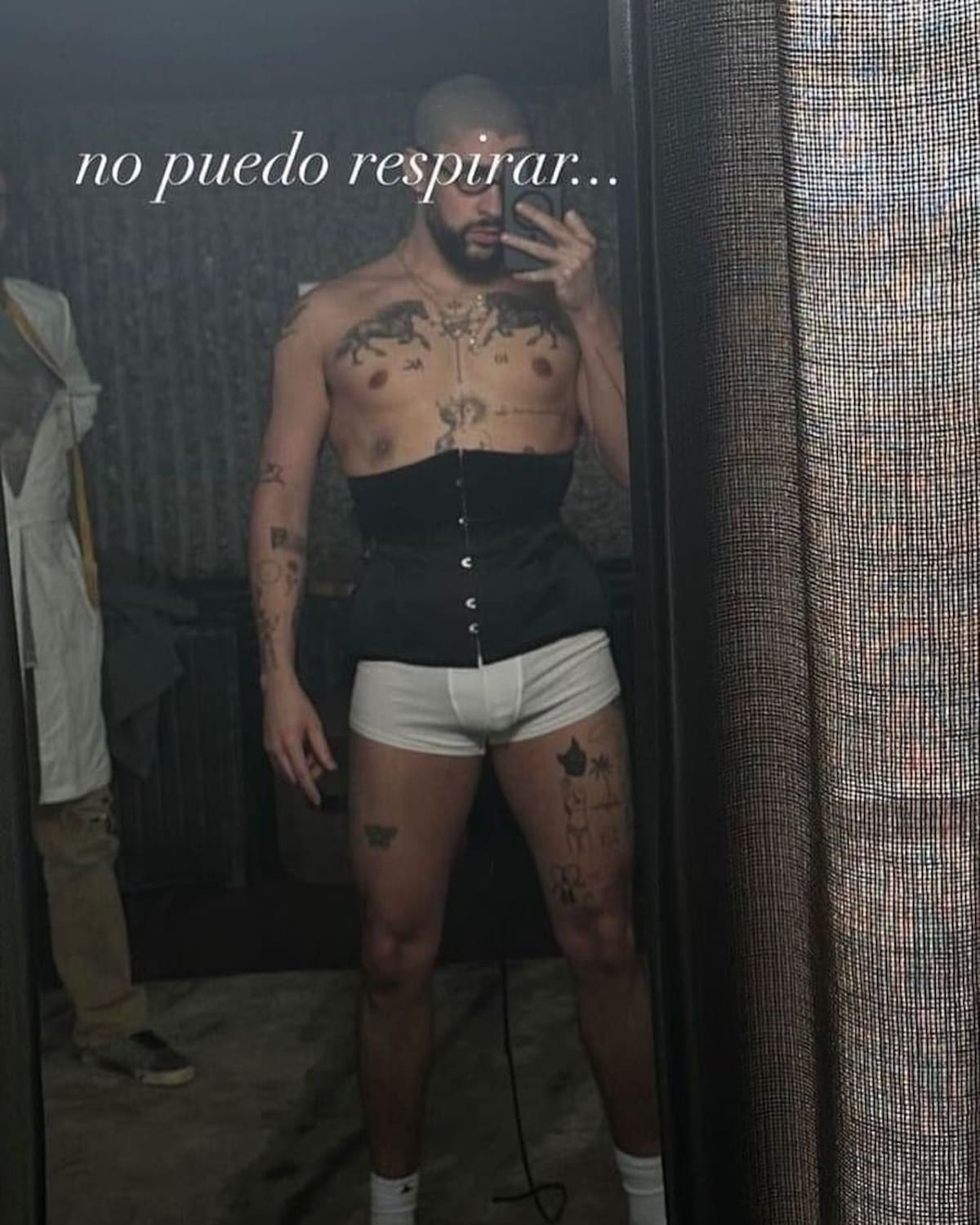 Bad Bunny posó en redes en ropa interior y usando una faja.