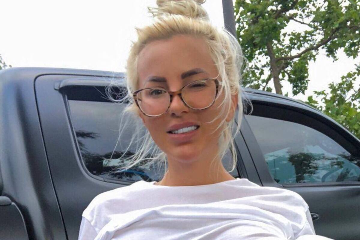 Jessica Weaver luce corta peluca negra con un atrevido atuendo