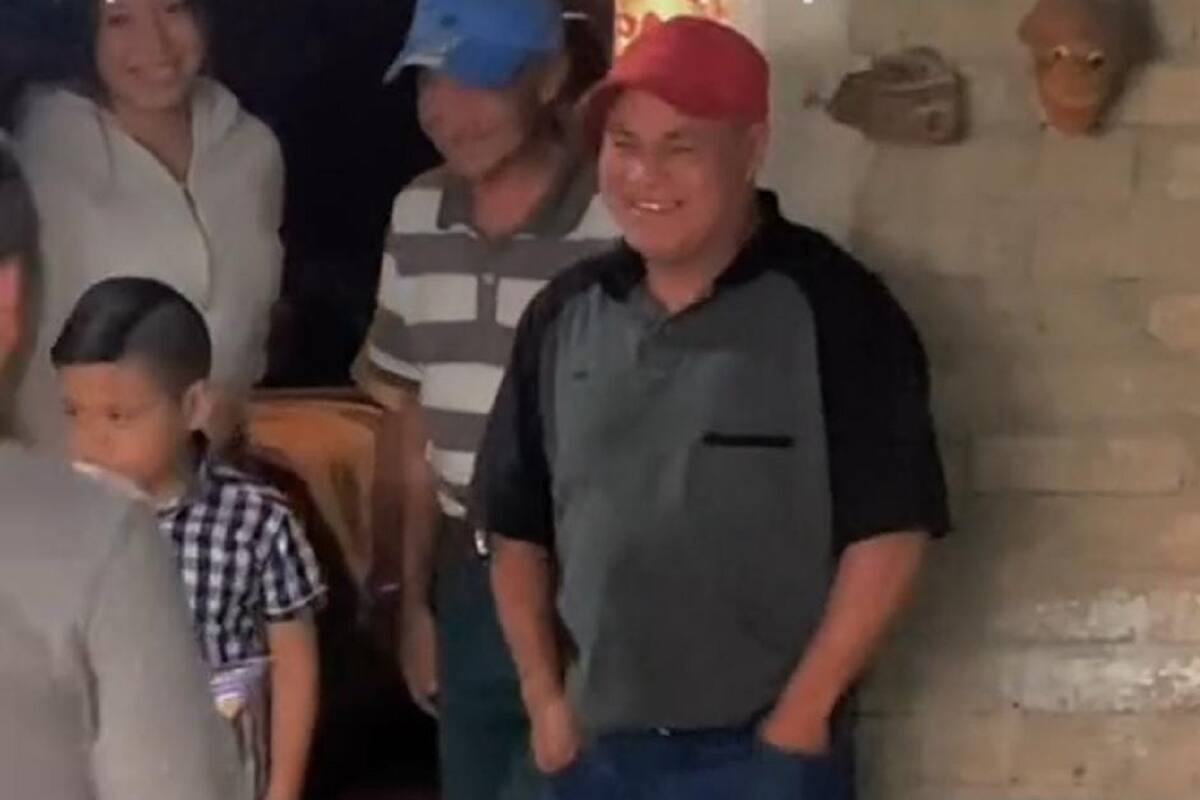 Señor rompe en llanto luego de que le festejaran su cumpleaños por primera vez