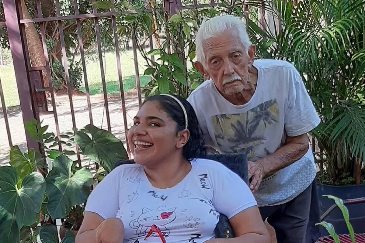 Abuelito convierte en influencer de belleza a su nieta con parálisis cerebral