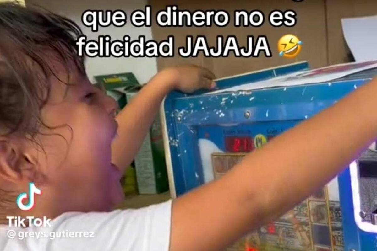 Niña se vuelve viral en TikTok por ganar en la máquina tragamonedas