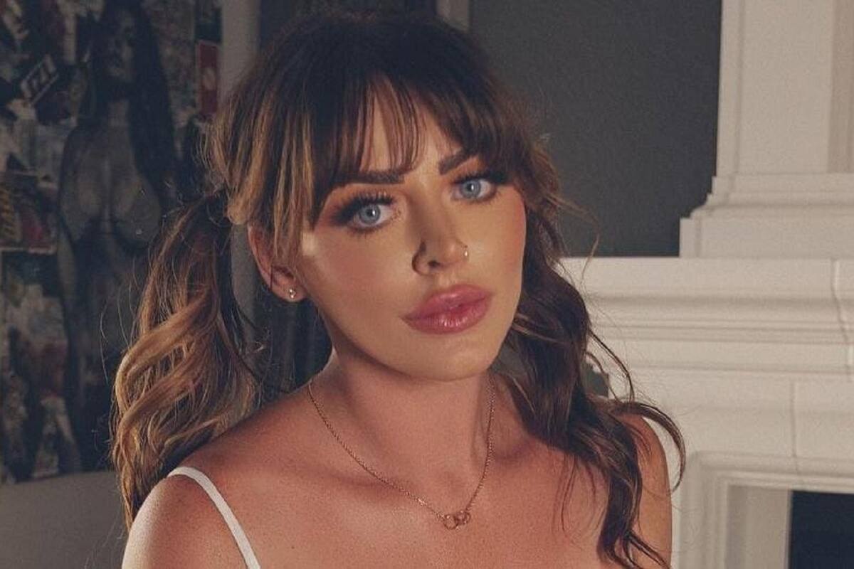 Sophie Dee modela completamente mojada desde la piscina sus grandes encantos