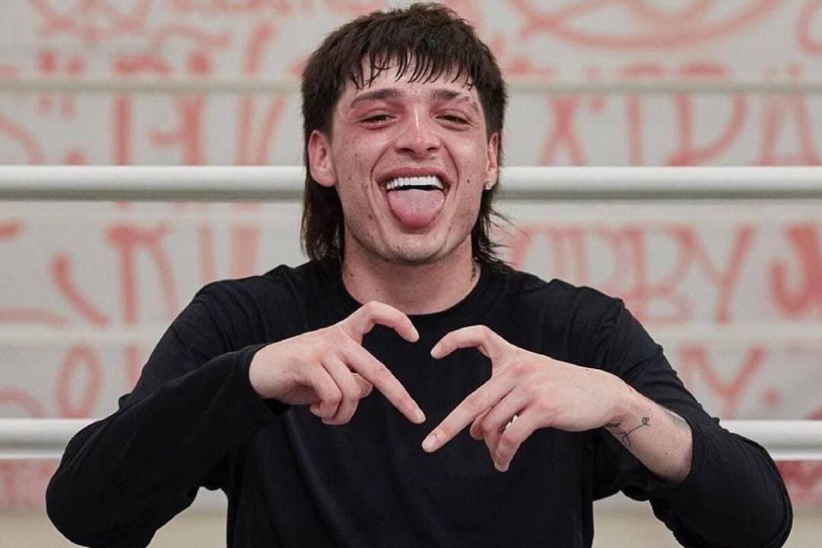 Critican a Peso Pluma en redes sociales por como suena su voz cantando a capela