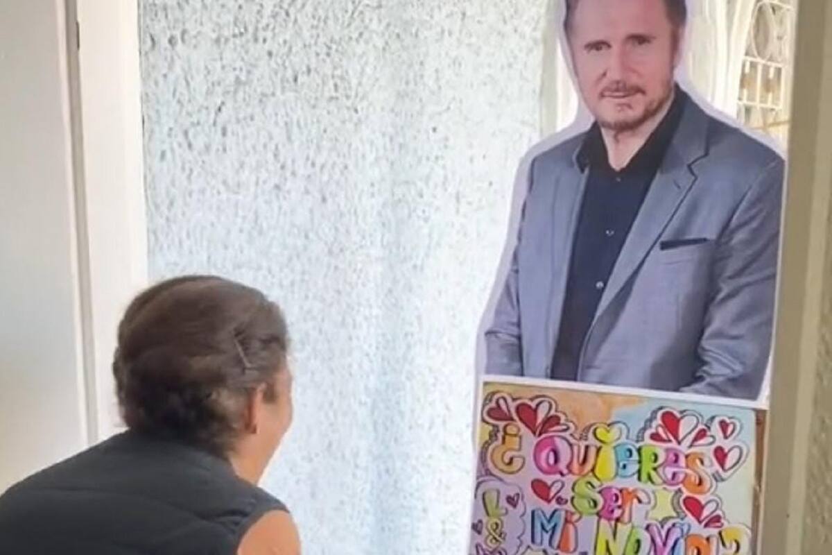 Joven sorprende a su suegra llevándole a su “crush” en su cumpleaños