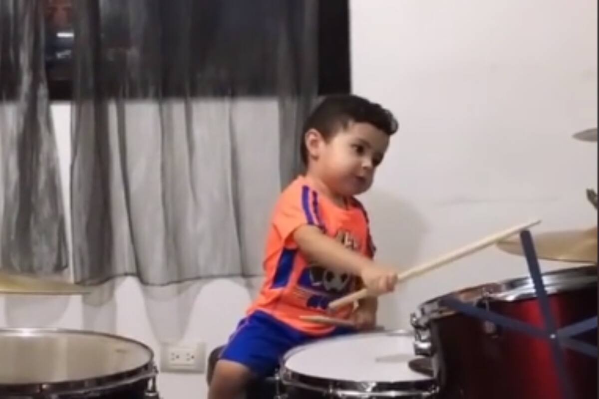 Niño baterista se roba los corazones de los usuarios de TikTok