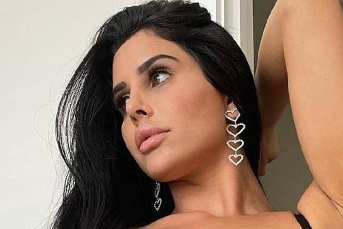 Lily Adrianne acapara las miradas de sus fans al modelar su ropa interior de encaje roja