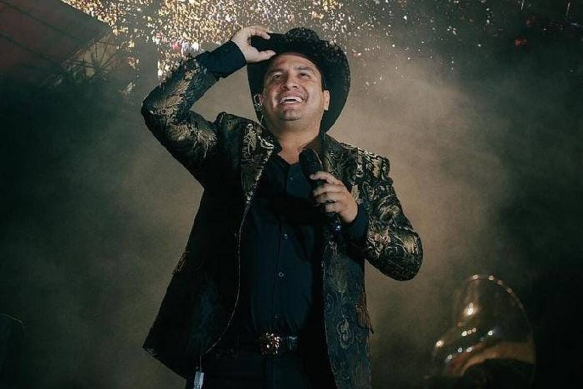 Julión Álvarez responde luego de cantar borracho en un palenque: “No me arrepiento”