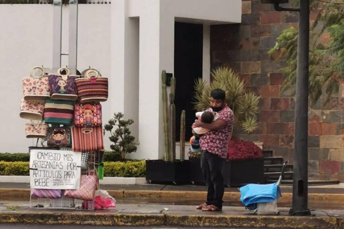 ''Cambio mis artesanías por artículos para bebé": Hombre pide ayuda para alimentar a su hijo