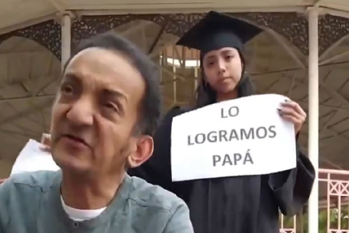 VIDEO VIRAL: Joven graduada le limpia los zapatos a su padre bolero por pagarle la universidad