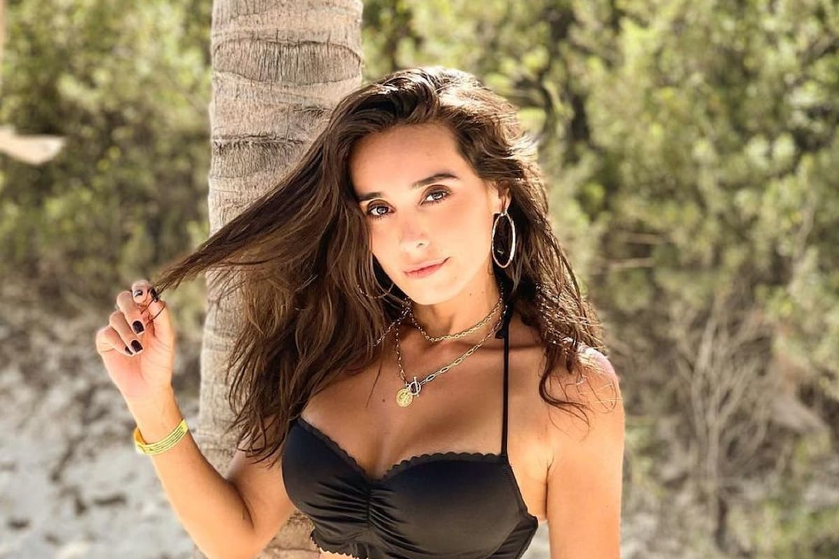 Desde un yate, Alex Garza envuelve sus curvas con diminuto bikini