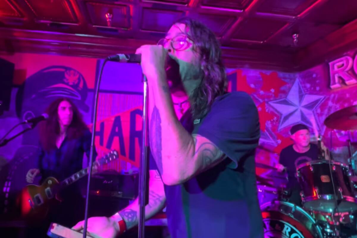 Dave Grohl de Foo Fighters y Chad Smith de Red Hot Chili Peppers sorprenden a fans en un bar