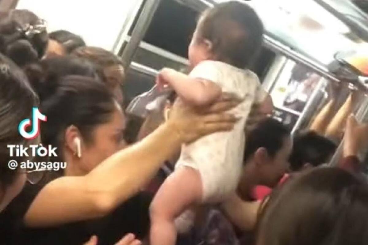 Pasan a bebé de mano en mano para hacerlo llegar con su mamá en un vagón
