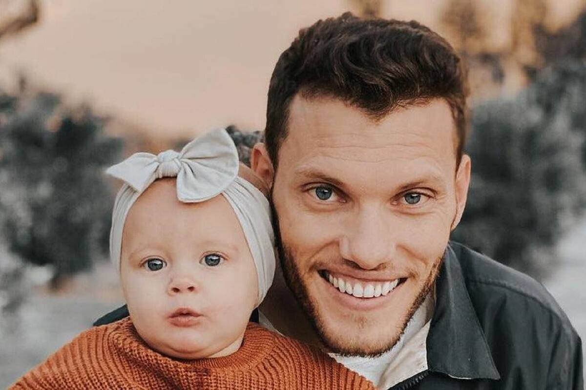 Bebé se vuelve viral tras intentar comunicarse en lenguaje de señas con su papá