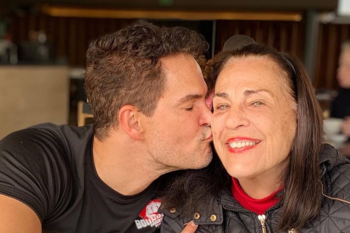 Bailando y brindando: Julio Camejo le da el último adiós a su madre como ella quería