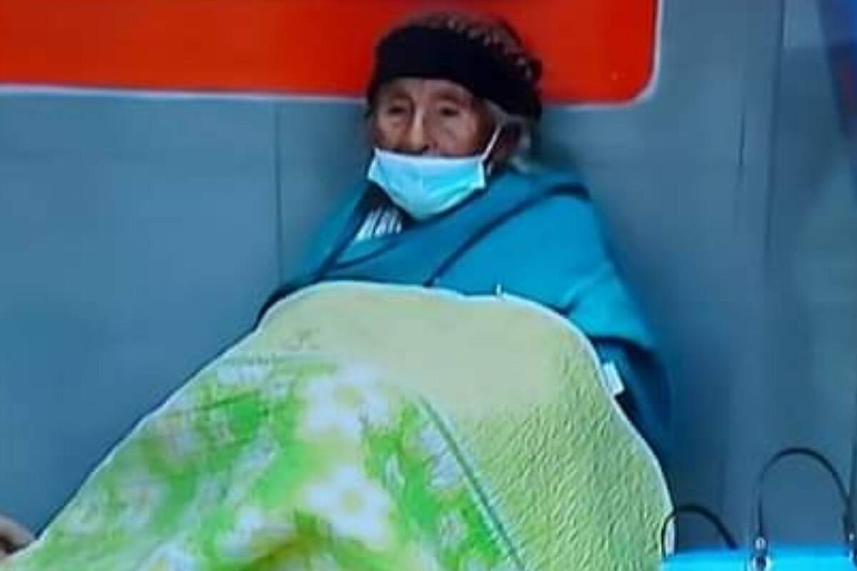 Ancianita duerme a lado de cajero automático esperando a que su hijo regrese por ella