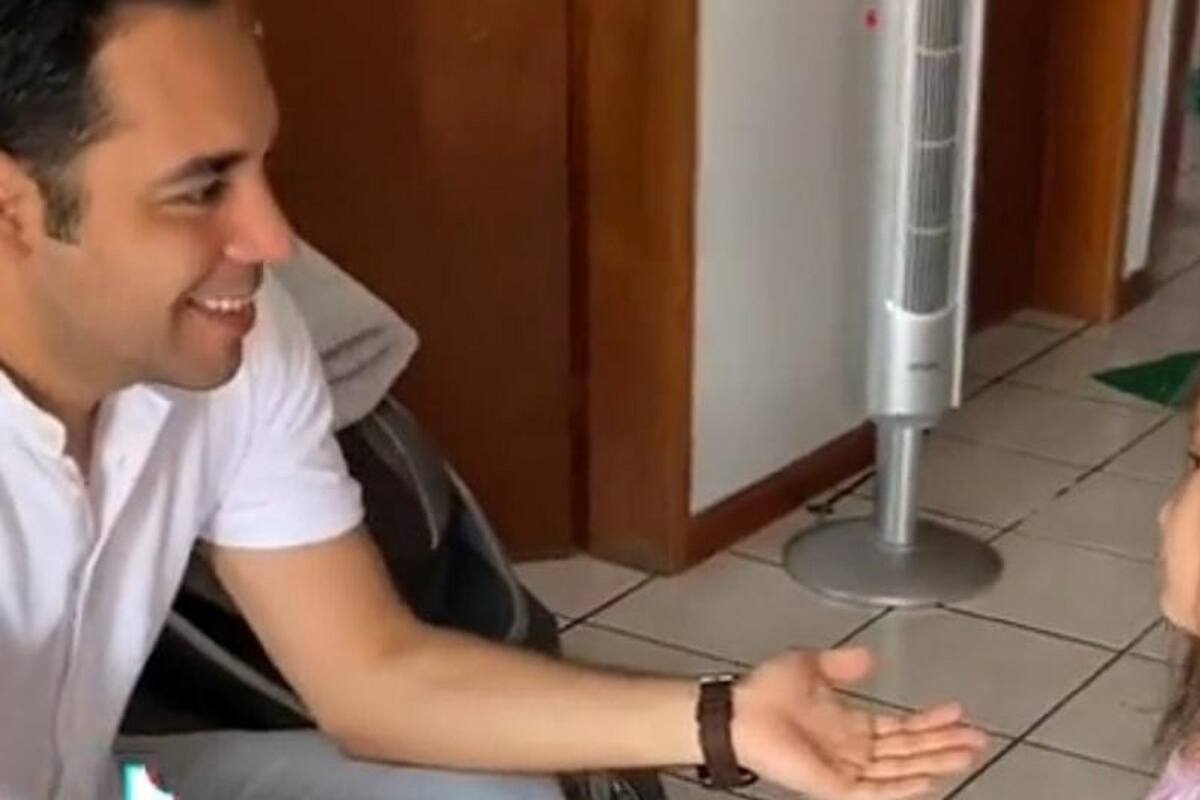 Niña se vuelve viral en TikTok al ver a su papá sin bigote por primera vez