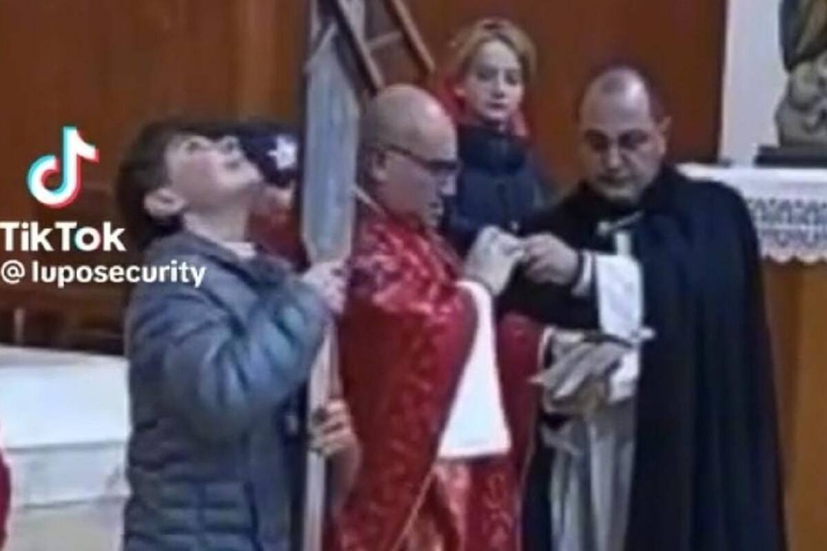 Monaguillo no aguanta el peso de la cruz y le termina pegando al padre en la cabeza