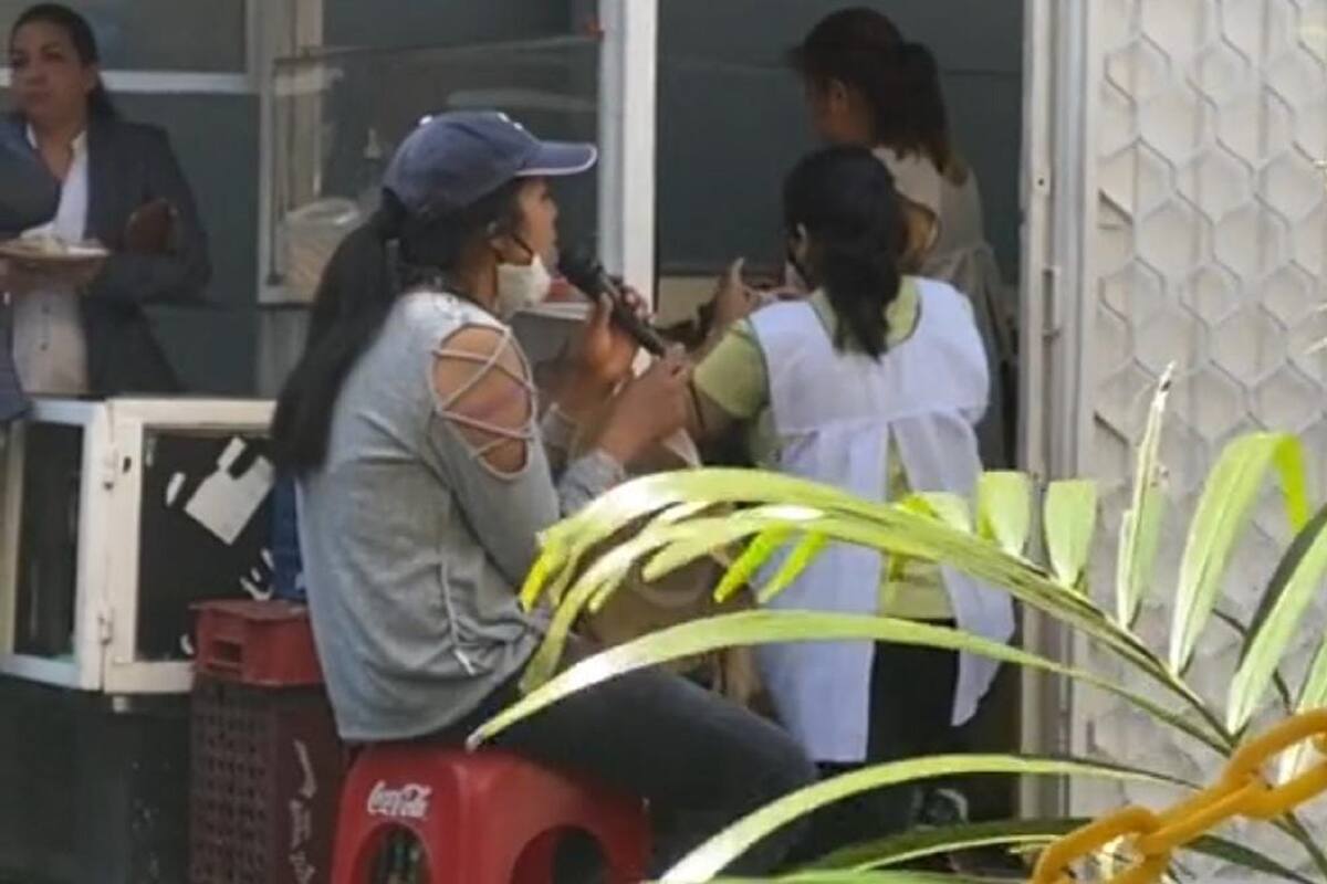 Joven sorprende con su bella voz al cantar “La llorona” al lado de una taquería