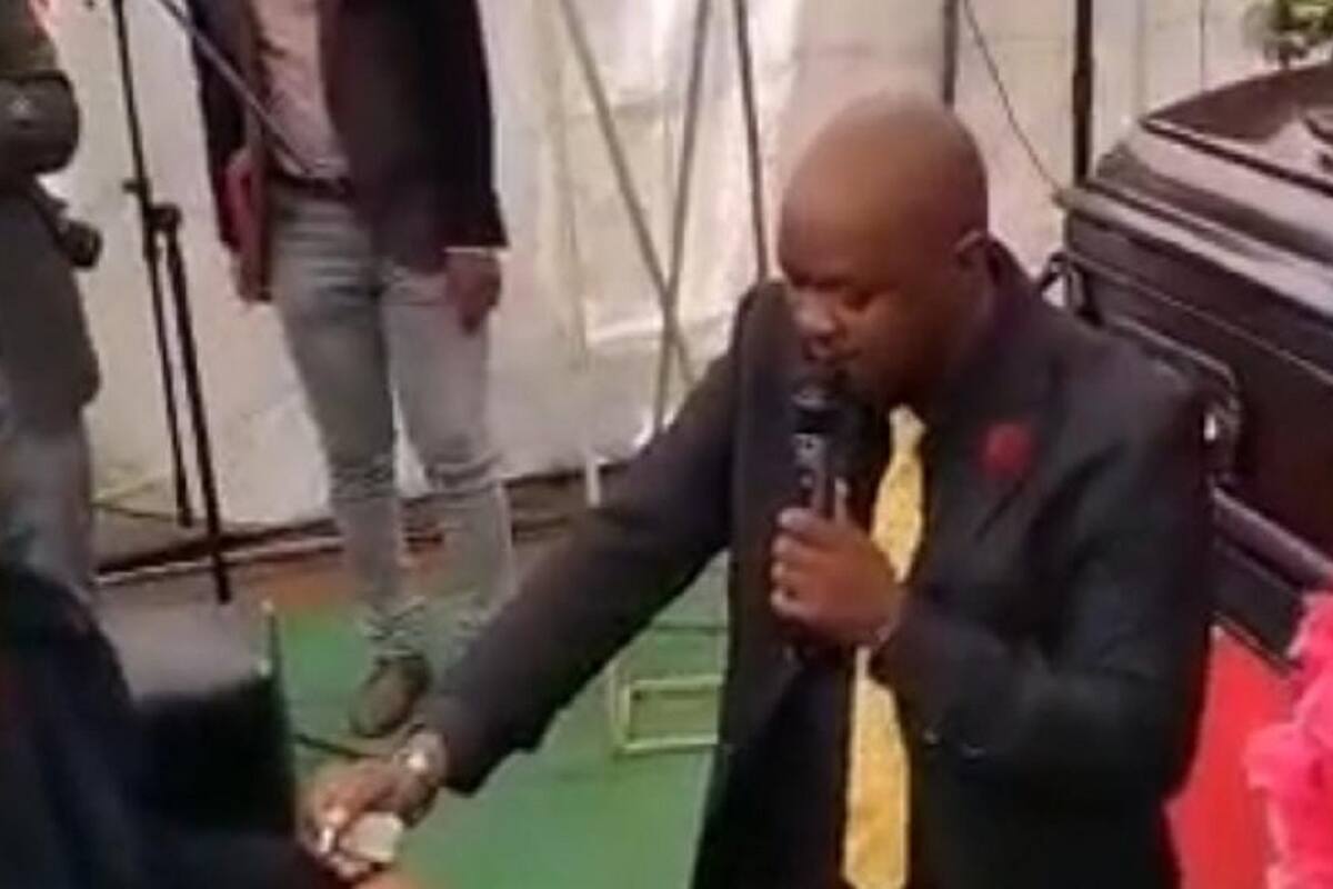 Hombre causa indignación en TikTok al pedirle matrimonio a su novia en el funeral de su padre