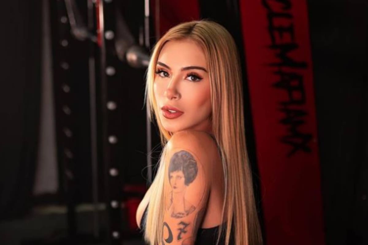 Fernanda Moreno provoca a sus fans con blusa transparente y fumando