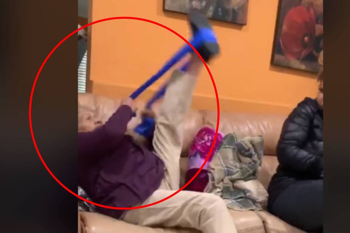 TIKTOK: Abuelita se vuelve viral al demostrar lo elástica que es