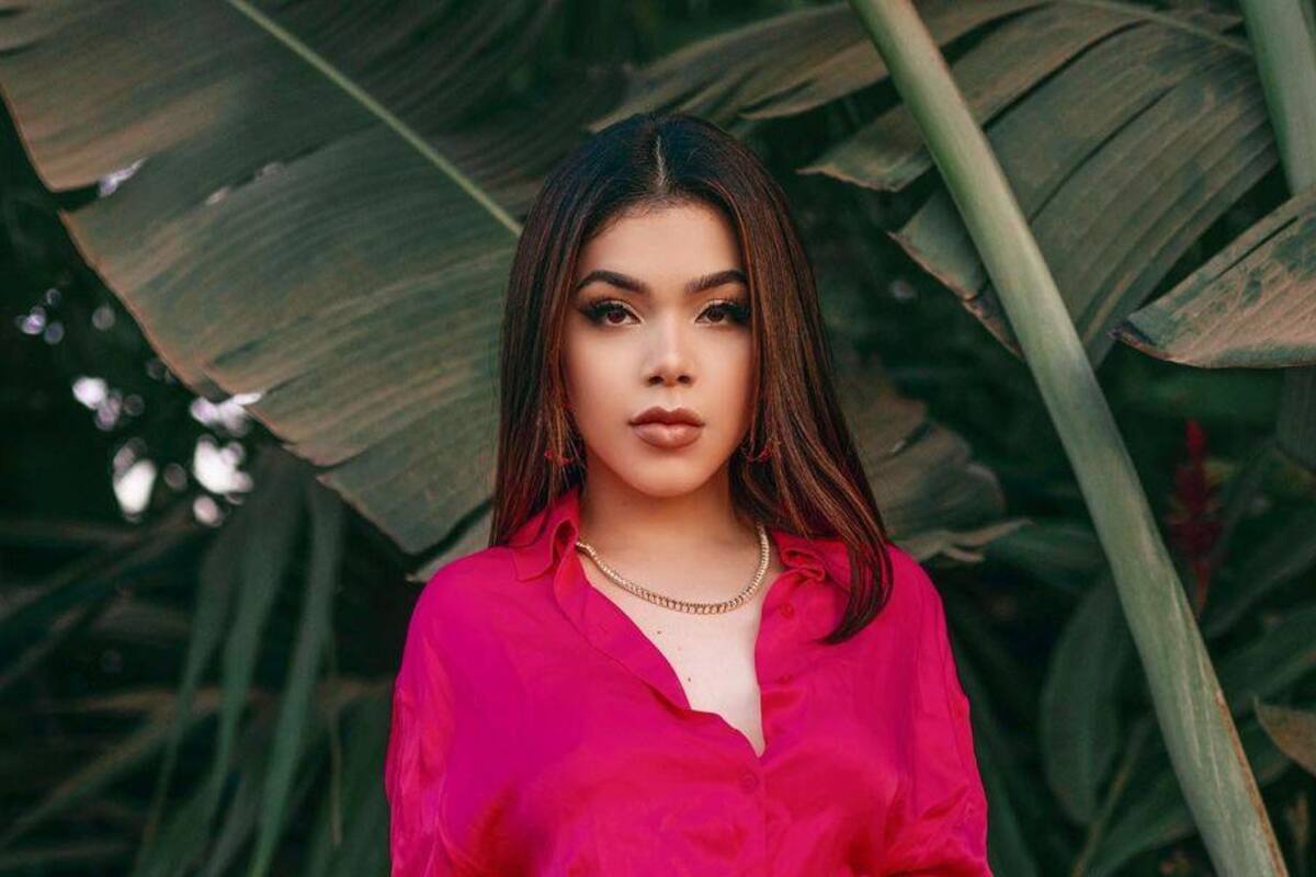 Kenia Os sorprende al posar frente al micrófono