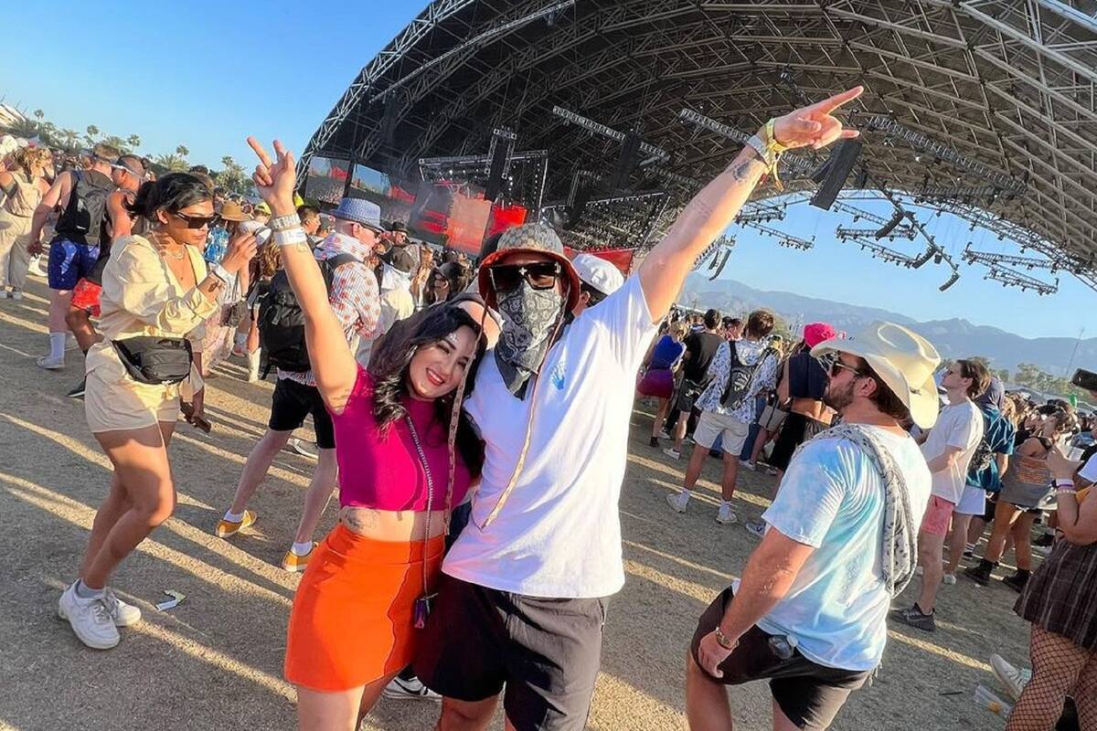 Confunden a esposa de Eduin Caz con "Dora la Exploradora" en Coachella