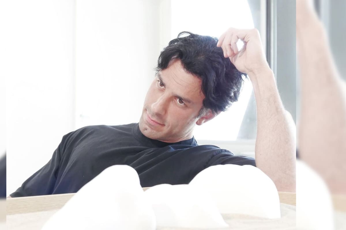 Jwan Yosef, ex de Ricky Martin, posa para una revista LGBTQ+ y presume sus atributos