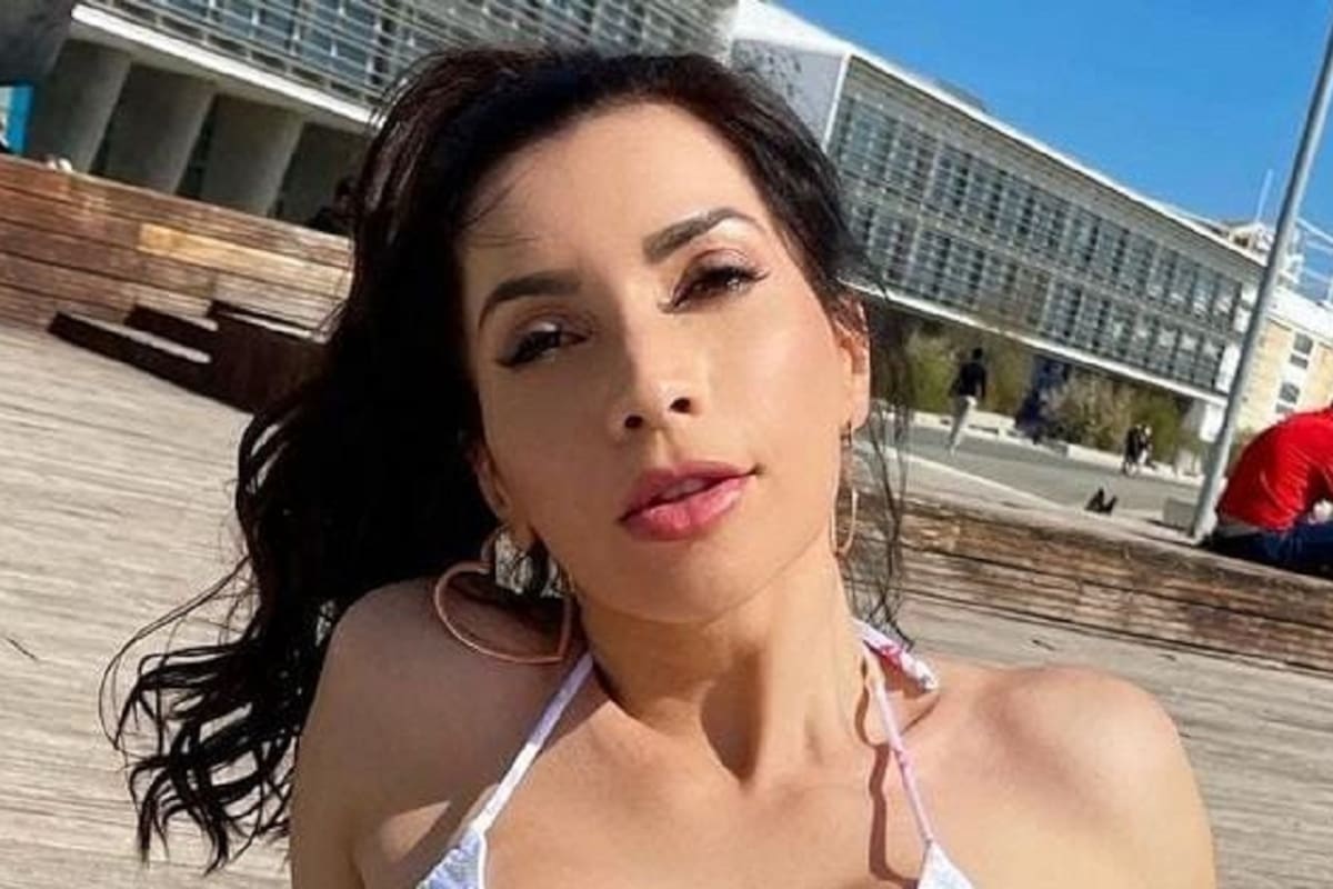 Neiva Mara apenas alcanza a cubrir sus grandes encantos con su ajustado bañador