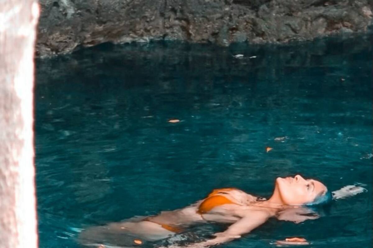 Salma Hayek posa en bikini en redes sociales a sus 57 años