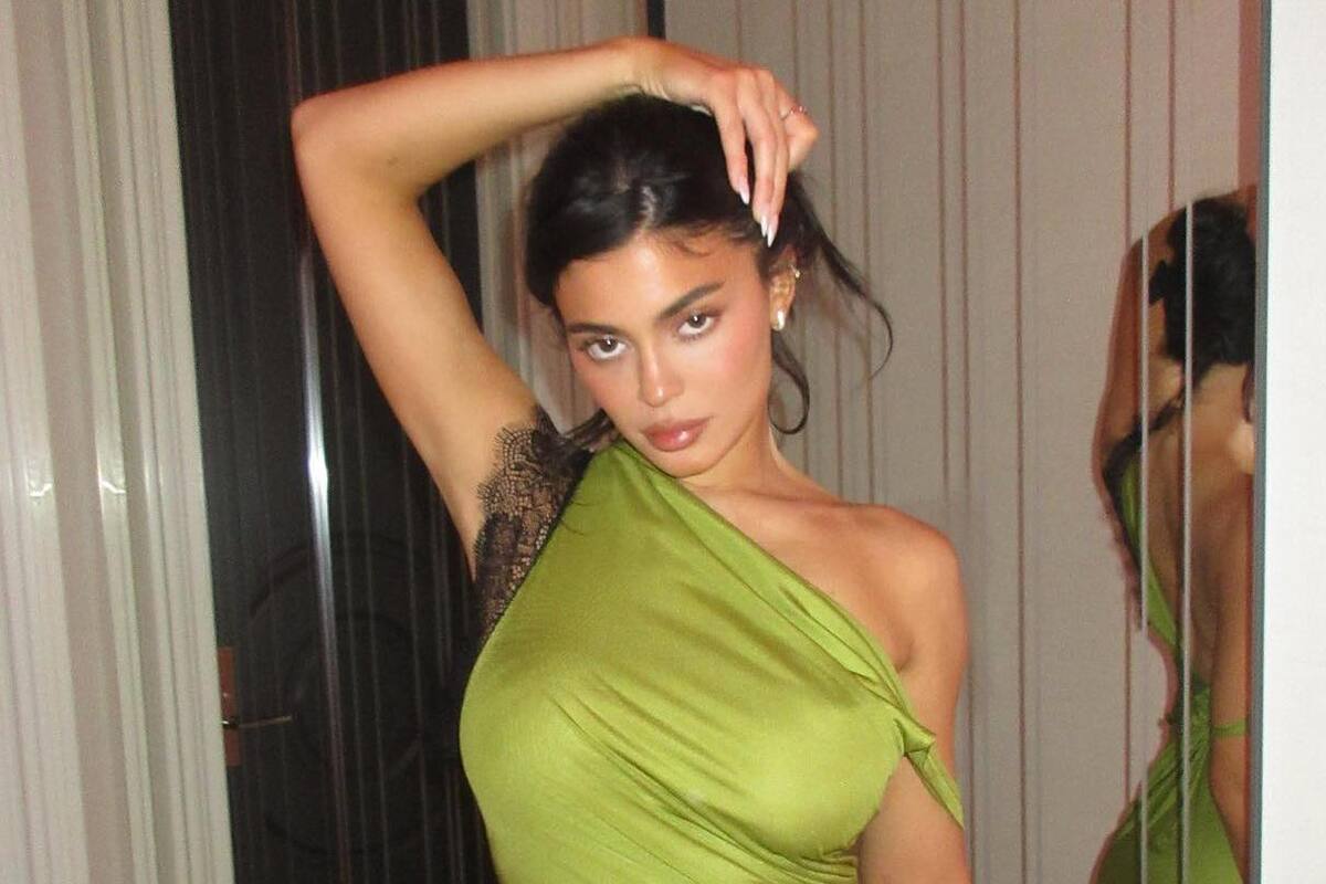 Kylie Jenner muestra su SENSUALIDAD en un vestido plateado