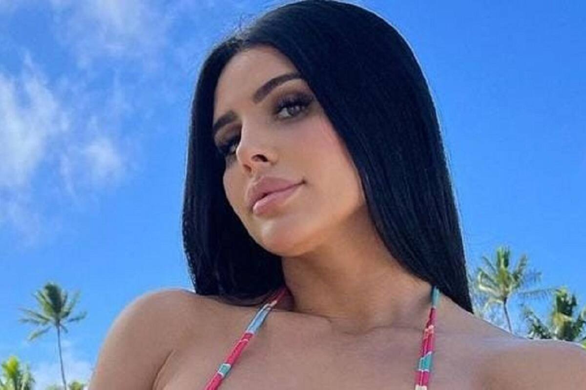 Lily Aadrianne modela su pequeño bikini desde la orilla del mar