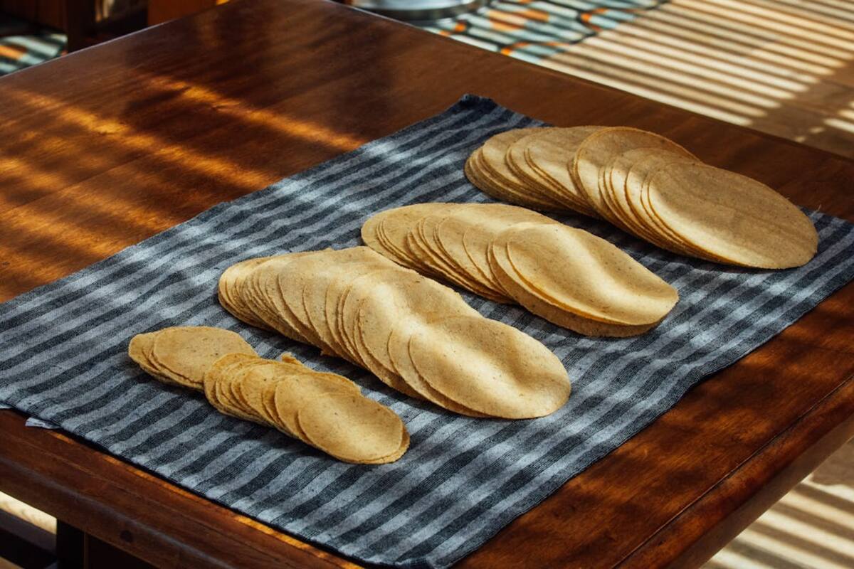 Investigaciones científicas advierten que conservar tortillas en bolsas plásticas puede modificar el alimento y exponer al cuerpo a microplásticos y compuestos relacionados con trastornos hormonales y metabólicos