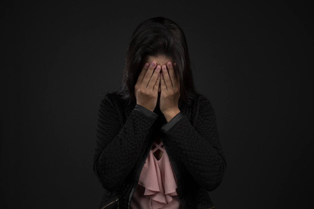 Joven causa indignación al pedirle a su novia que se vaya porque no le gusta su ropa