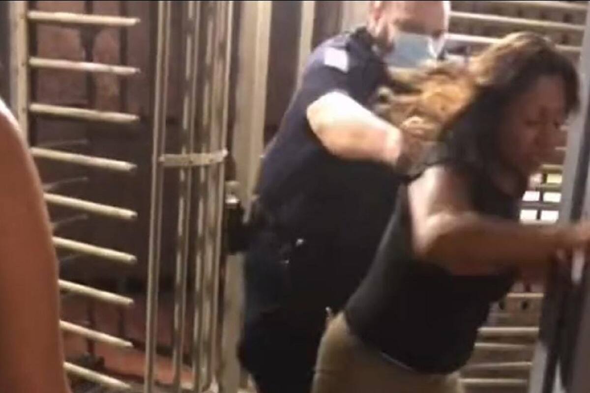 Mujer le escupe a policía estadounidense en la frontera y así fue sometida