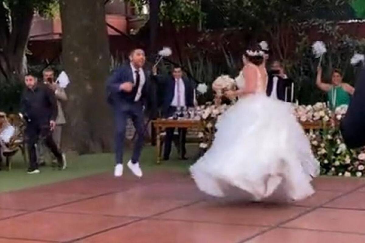 Pareja se vuelve viral en TikTok por su entrada triunfal a su boda