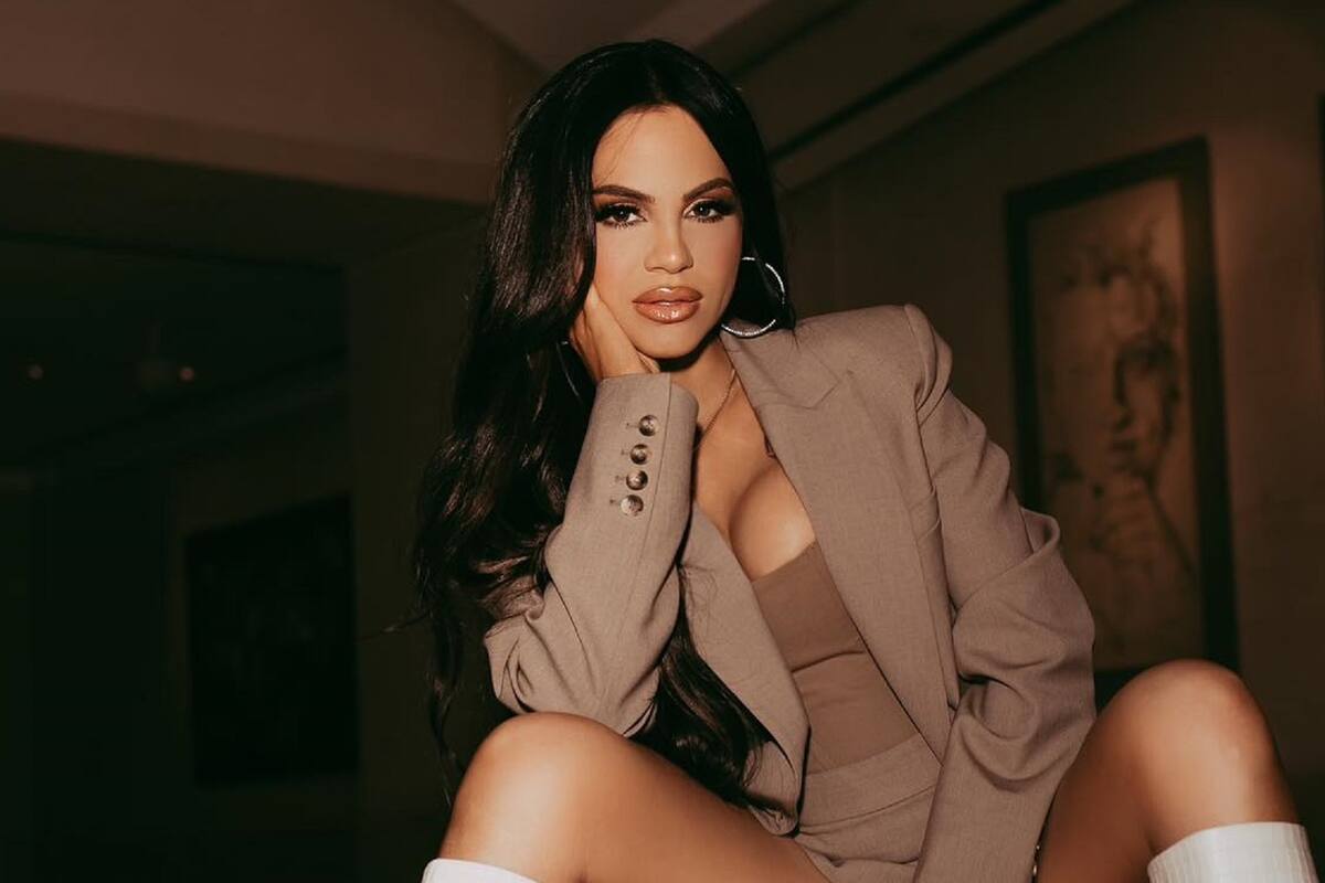 VIDEO: Natti Natasha enseña sus hilos al abrirse su gabardita frente a la Torre Eiffel