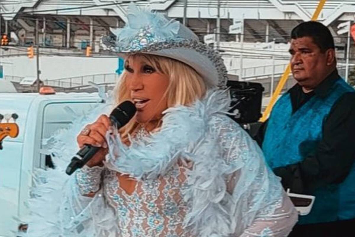 El cómico video donde Laura León canta muy a su estilo “La gata bajo la lluvia”