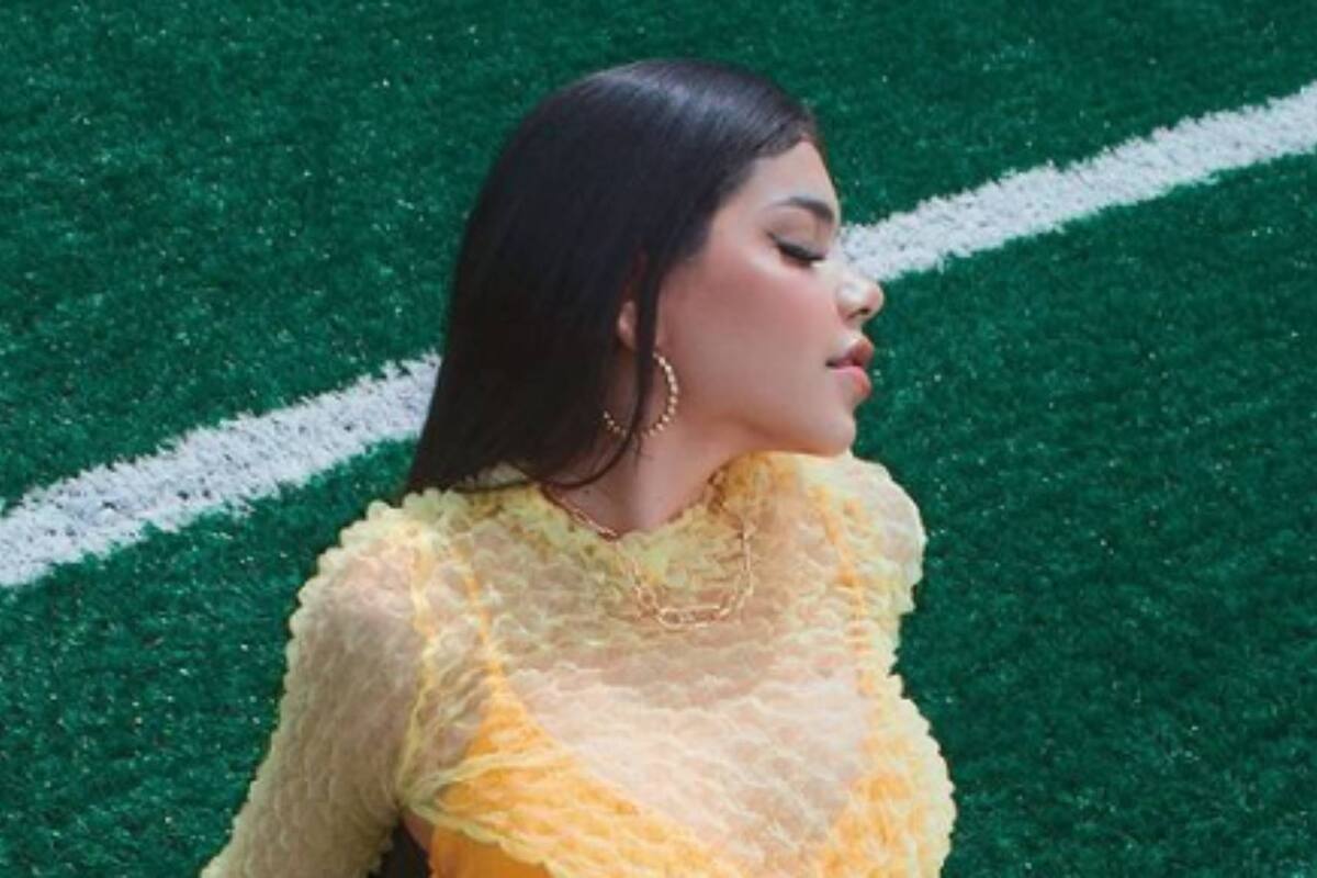 Kenia Os estrena nueva música con un atrevido vestuario