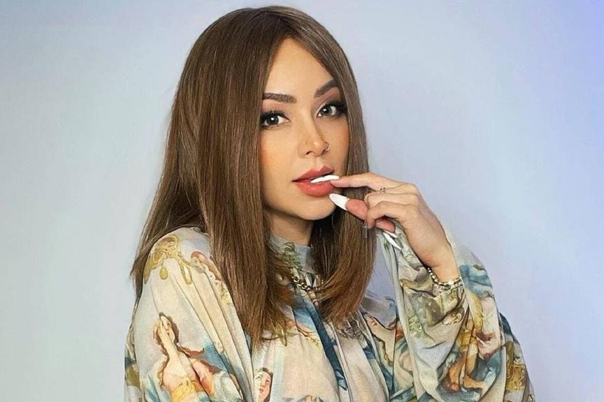 Caeli enamora a sus seguidores con su espectacular ropa interior de encaje roja