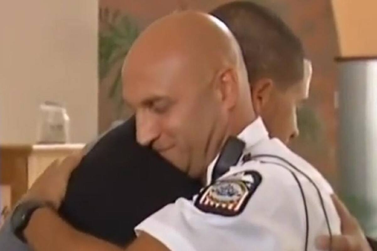 Hombre se reencuentra con el policía que le salvó la vida cuando tenía 5 años