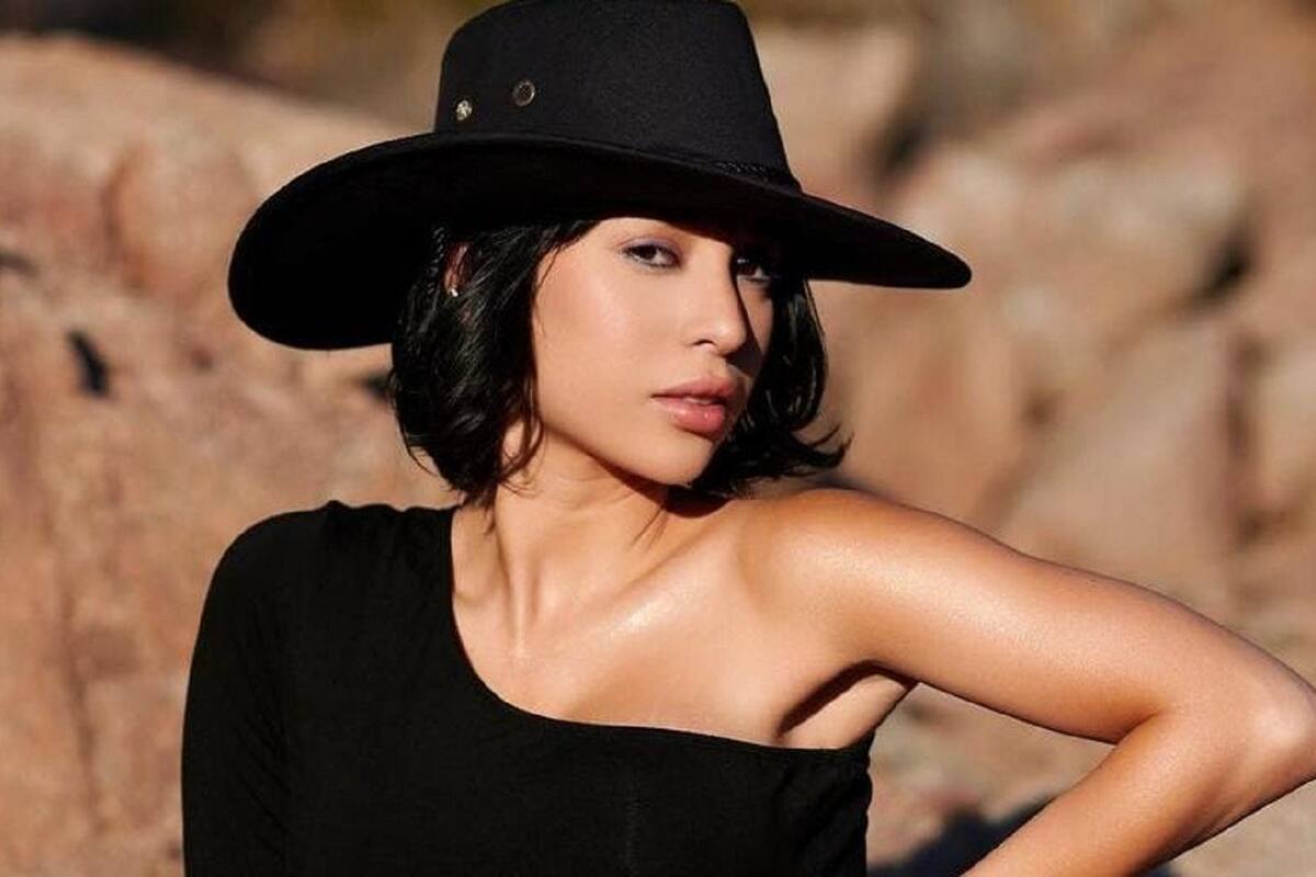 Verónica Perasso luce su escultural figura con sensacional bikini desde la piscina