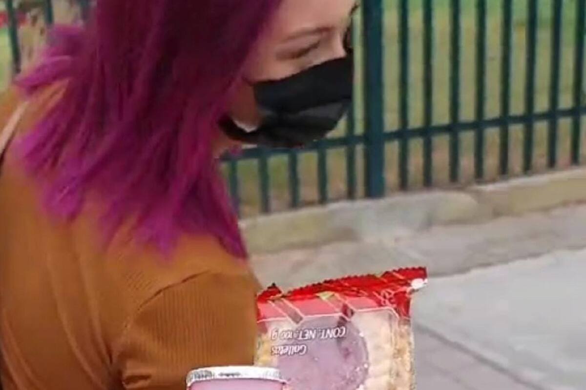 Hombre se vuelve viral al llevarle lunch a su hija en su primer día de universidad